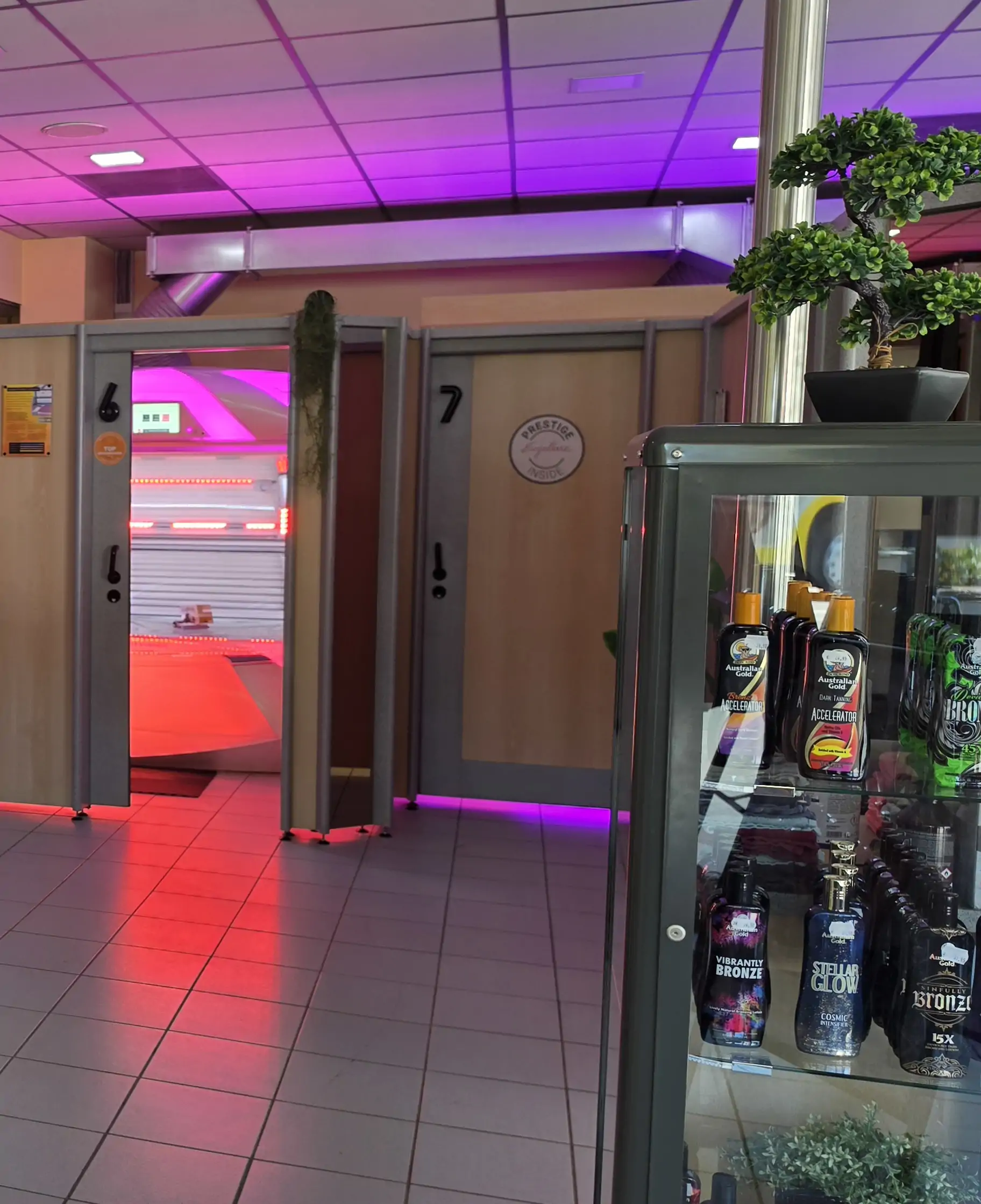 Kabinengang mit nummerierten Sonnenkabinen und Produktvitrine